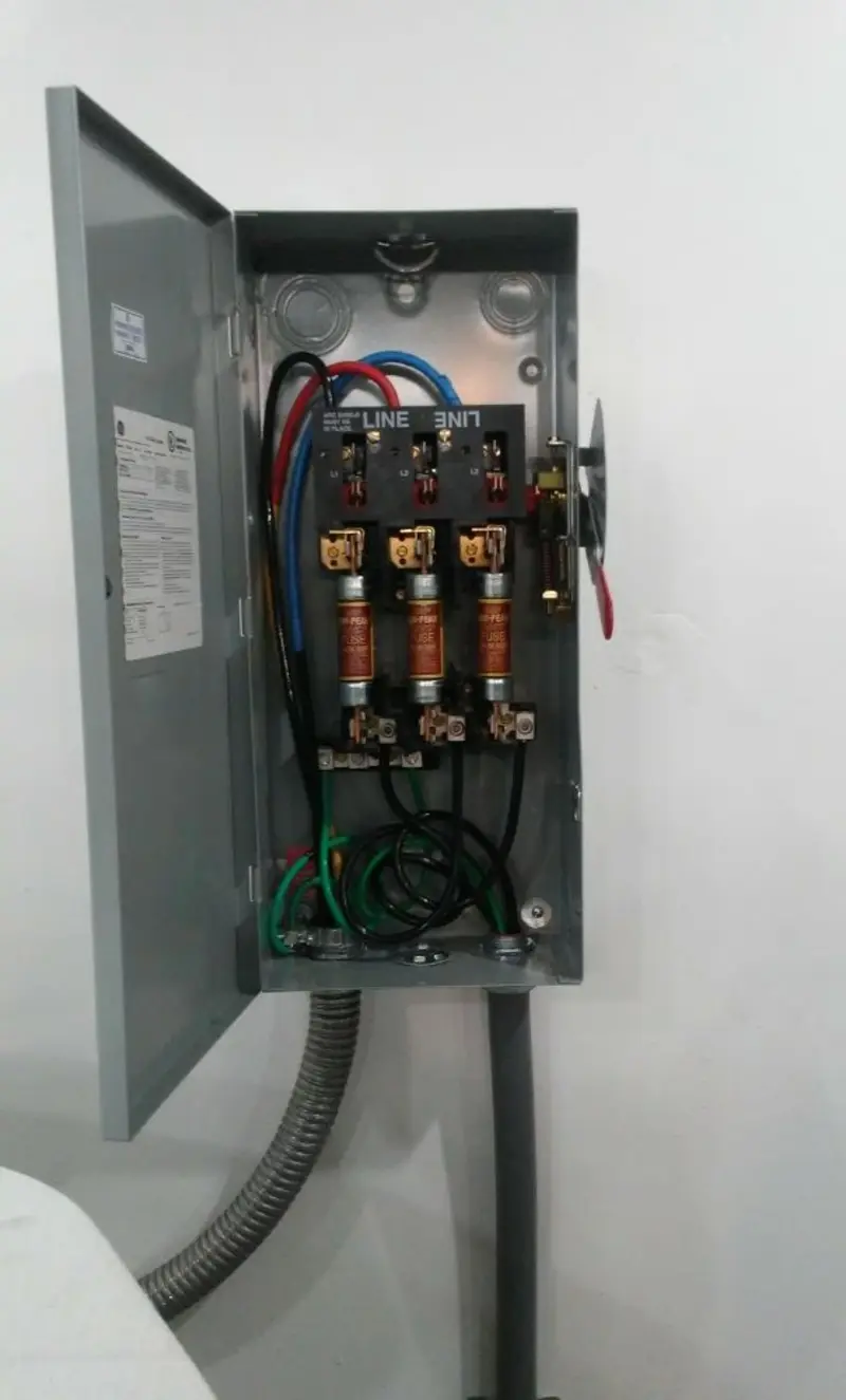 Three-phase disconnect switch installed for Electrical Wiring & Rewiring in Medulla